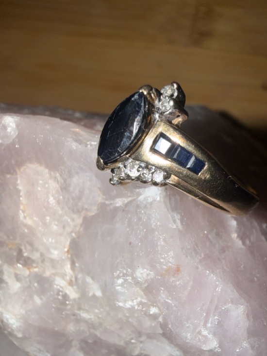 Vintage 10 karat yellow gold, Sapphire, and Diamond ring Sz 7 - Picture 13 of 17